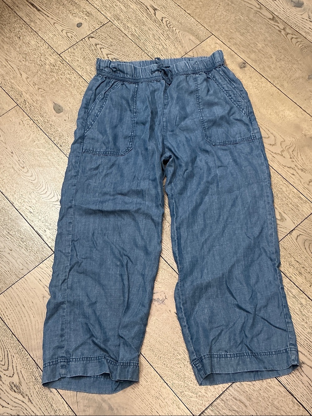 Woman’s Splendid blue Lyocell crop pants. Small. Pockets. Gently worn. So cute!